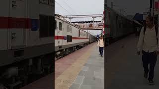 station per khadi dusri train 🚂 Ko piche se mara dhakka😱 train railway indianrailways facts [upl. by Rednas]