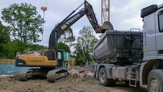 Bagger im Einsatz  Bagger lädt auf  LKW Abtransport  Baustelle [upl. by Enale440]