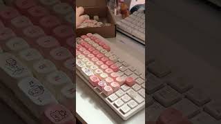 Removing keycaps from my mechanical keyboard keycaps removekeycaps asmr keyboard [upl. by Ruthe714]