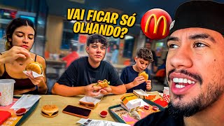 LEVEI MEUS IRMAOS PRA COMER DE GRAÇA NO MCDONALDS E FIQUEI SO OLHANDO🍔🍟 [upl. by Ano]