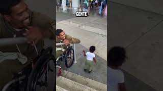 niño empuja a su padre por las escaleras😮 shortsvideo [upl. by Kenn]