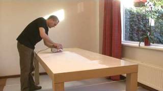 Houten tafel verven  Rambo Pantser Lak hout interieur [upl. by Selrahcnhoj]