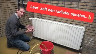 Hoe spoel je het vieze zwarte water uit een radiator via de aftapper [upl. by Saticilef]