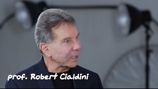 Wywieranie wpływu perswazja psychologia  prof Robert Cialdini i Andrzej Tucholski  Można [upl. by Ford]