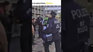 Berlin la police arrête un enfant avec un drapeau palestinien [upl. by Lunneta579]