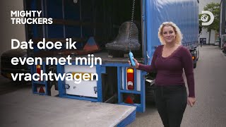 Chauffeuse Amy toont haar kwaliteiten achter het stuur [upl. by Ahkos]