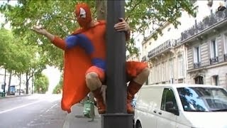 🕸 SUPER SPIDER MAN À PARIS  PARODIE EN CAMERA CACHÉE  MORGAN PRIEST  2009 [upl. by Irol]