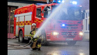 Barnens Blåljuskanal besöker Farsta Brandstation och får se hur en brandbil fungerar [upl. by Cobbie841]