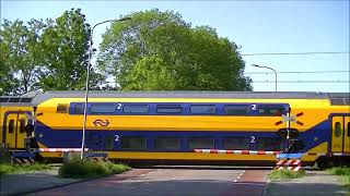 Spoorwegovergang Grootebroek  Dutch railroad crossing [upl. by Kurtzig]