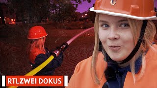 Spannende Feuerwehrübung  2 Familien  2 Welten  Folge 3 Teil 6  RTLZWEI Dokus [upl. by Roer]