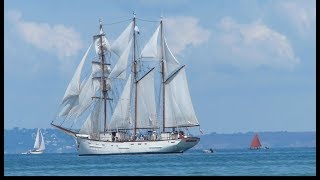 Bateaux en baie de DouarnenezFinistère [upl. by Eslud729]