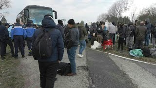 France plusieurs centaines de migrants évacués près de Calais et Dunkerque  AFP [upl. by Kutzenco]