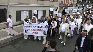 Poissy une marche blanche en hommage à Nicolas pour dénoncer le harcèlement scolaire  AFP [upl. by Acimehs426]