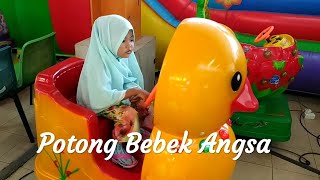 Potong Bebek angsa 🦆 Lagu anak anak  Naik odong odong bebek [upl. by Aihsatsan]