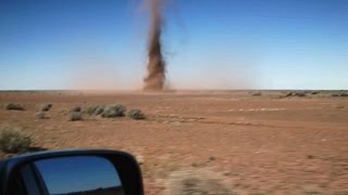 Rapaz louco corre para dentro de um tornado para tirar selfie [upl. by Gudrun88]