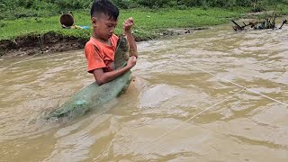 ancient fish trapping skills highland boy khai traps carp for sale catching fish in the countryside [upl. by Moises]