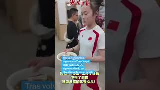 La gimnasta Zhou Yaqin plata en los Juegos Olímpicos trabaja en el restaurante de su familia [upl. by Erotavlas715]