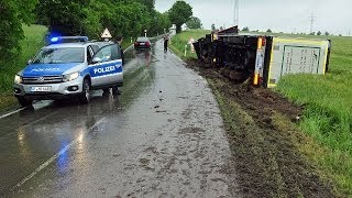 Berndorf Sattelzug kippt auf Umleitungsstrecke um  Vollsperrung [upl. by Frederic]