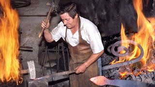 El HERRERO Técnicas de FORJA ARTESANAL en la fragua y los trabajos con el hierro  Documental [upl. by Albertina626]