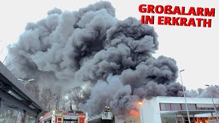 GROSSBRAND IN ERKRATH  Lagerhallenbrand mit massiver Rauchentwicklung  180 Kräfte im Großeinsatz [upl. by Newton]