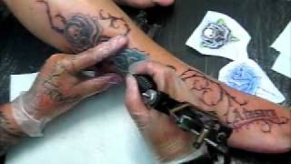 tatuaje femenino nombre Atasara y rosas con enredadera pierna Mary [upl. by Amandi]