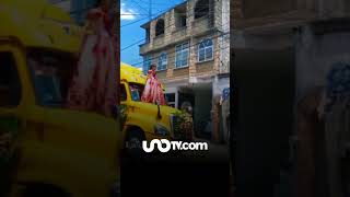 ¡Adiós limusina Quinceañera llega en tráiler a misa de XV años video [upl. by Otina]