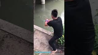 Legend fisherman net catching fish under the bridge fishing netsfishing fishingwithnet [upl. by Stargell]