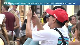 Roma assediata dai turisti spariscono case e botteghe storiche [upl. by Eldred441]