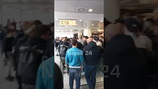 Panico a Capodichino 😱 Guardate cosa sta succedendo con 300 tifosi del Napoli verso Madrid 🚨 [upl. by Enilatan]