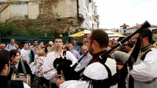 Primer baile de los Mómaros en la Plaza de España tras la Quema del Galán 2011 [upl. by Nirihs]