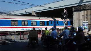 Train SE6 Saigon  Hanoi passing level crossing 2018 [upl. by Nailij20]