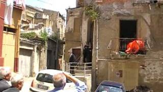 SICILIA TV Favara Cadono dal balcone di Casa Ferita una donna [upl. by Anyalram876]