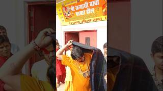 गुरुदेव के लिए उपहार में कंबलbageshwar dham sarkar sortfeedviral trending video [upl. by Cenac]