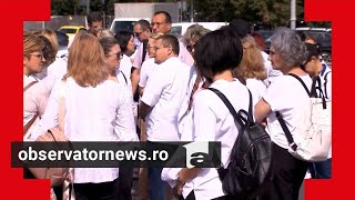 Protest în Capitală Medicii din ambulator trag un semnal de alarmă quotNu suntem Doamna cu coasaquot [upl. by Vogeley578]