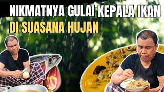 MENIKMATI GULAI IKAN TONGKOL amp JANTUNG PISANG BATU DI TENGAH HUJAN [upl. by Haldan480]