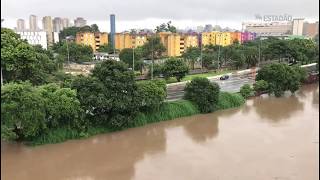 Rio Tietê transborda e ocupa marginais em São Paulo [upl. by Betthezel]