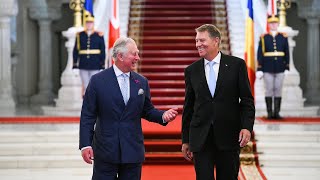 King Charles welcomed by Romanian President Klaus Iohannis at Cotroceni Palace [upl. by Noryv]