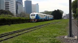 Locomotora China CKD 8G 0002 para Argentinapara larga distancia paseando por Puerto Madero [upl. by Irrab]