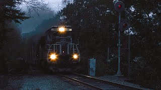 101424 CSX L080 with a Blue Dip Leader clears Exeter NH [upl. by Zebapda]