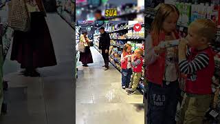 Criança FAMINTA recebe ajuda INCRÍVEL no supermercado 🧡 shorts [upl. by Haleak418]