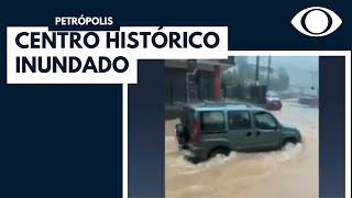 Chuva em Petrópolis deixa centro histórico inunado [upl. by Lamraj863]