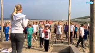 Dansen op het strand tijdens Koningsspelen quotHandjes in de luchtquot [upl. by Swanson]