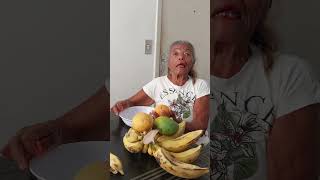 Dona Minervina fazendo salada de fruta porque a comida não está prestando😁 [upl. by Darcia]