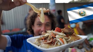 ¡Probando la comida callejera más famosa de El Salvador 🌮🍤🌽 [upl. by Palma]