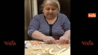 Come fare le orecchiette lirresistibile tutorial di Nonna Nunzia [upl. by Sahc858]