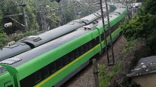 【中国铁路】quotTrash canquot CR200J and greenskin train meet on the bend [upl. by Belford]