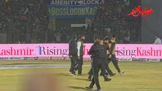 Watch Pitch invasion at Bakshi Stadium SrinagarYoung fans jump in theground to meet FavoritePlayers [upl. by Yengac]