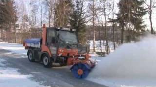 Kehrmaschine  Kehrwalze FKM 1500 mit Mittelantrieb im Winterdienst [upl. by Ciredec571]