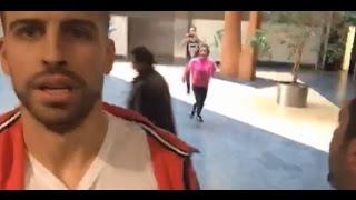 Gerard Pique tente un Periscope une fan hystérique lui saute dessus [upl. by Petrie625]