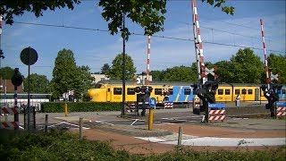 Spoorwegovergang GeleenLutterade  Dutch railroad crossing [upl. by Sorcha]